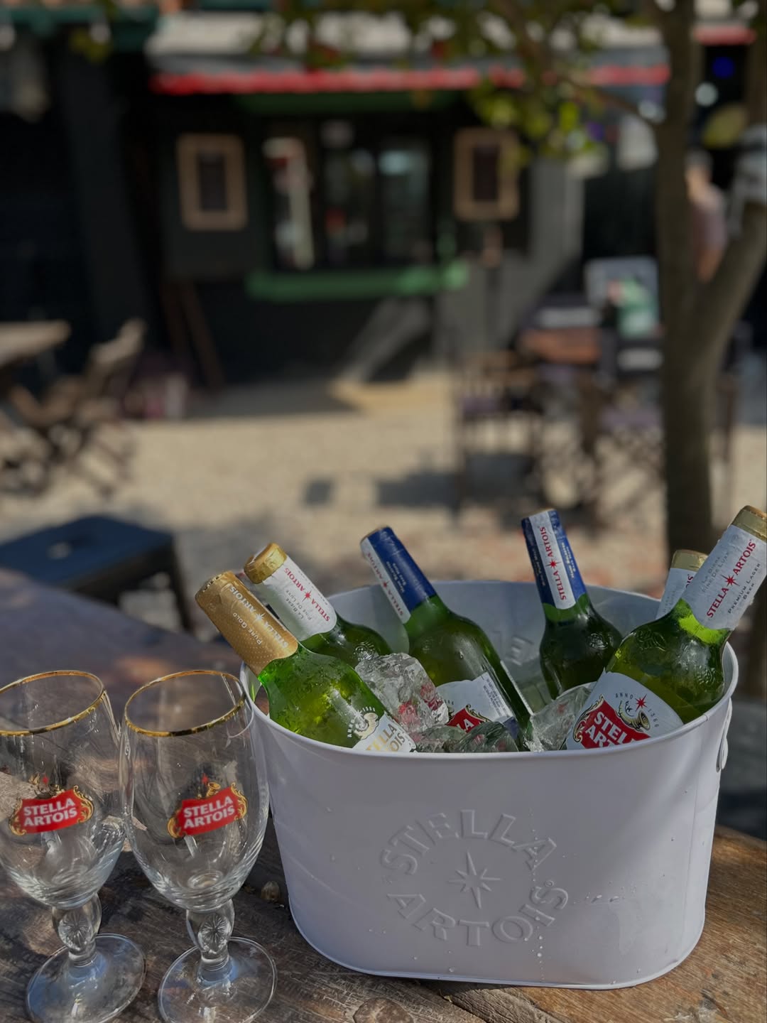 Balde de cervezas Stella Artois en el patio